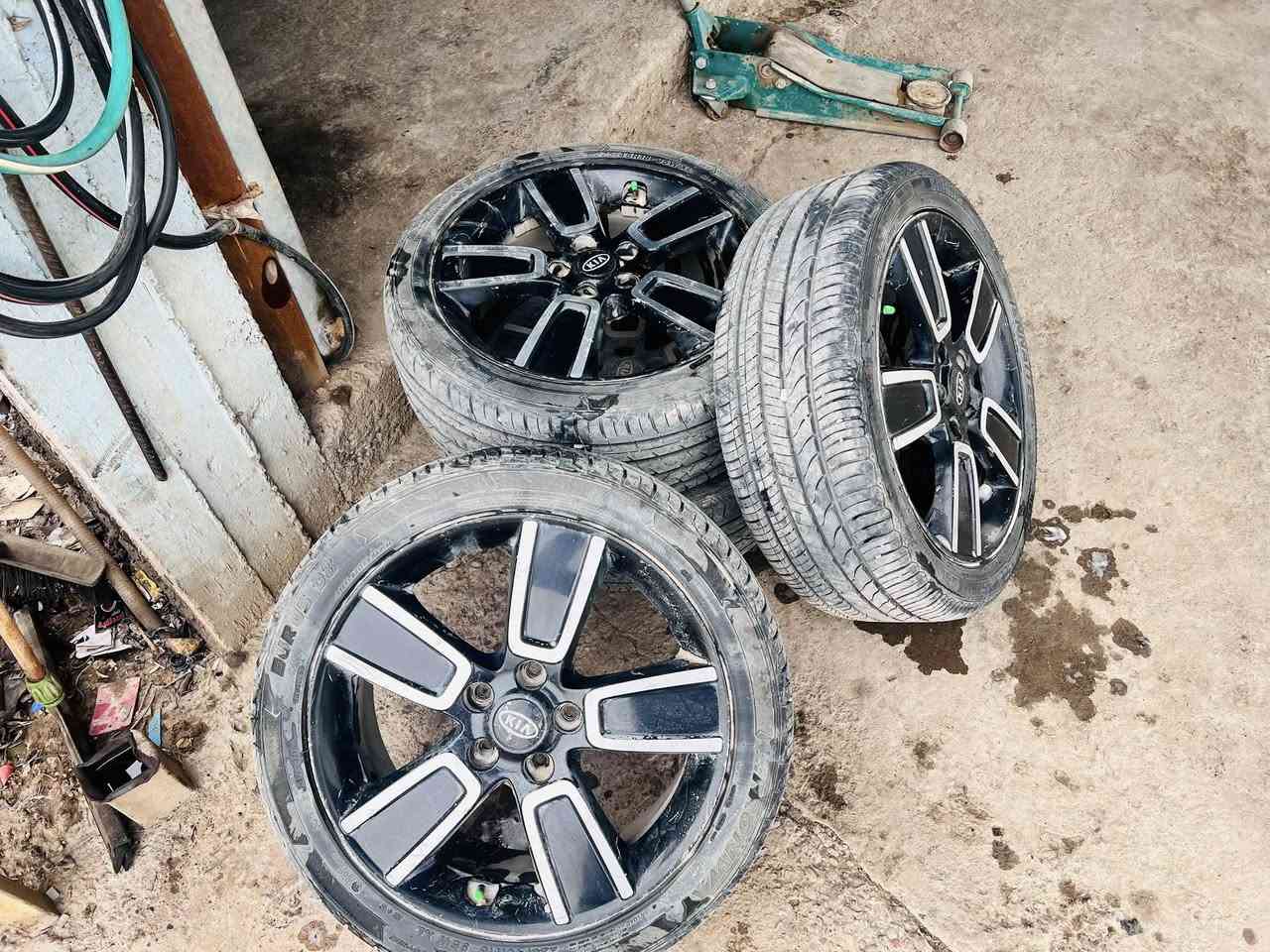 تخم ويل كاب  وتايرات 18
نضافه فول  لا لحيم ولا عواج شرط لفحص وتخم تاير شرط اخو جديد. 18/45/225
عنوان ديالى جديده لشط 
هاتف ***********
س300
