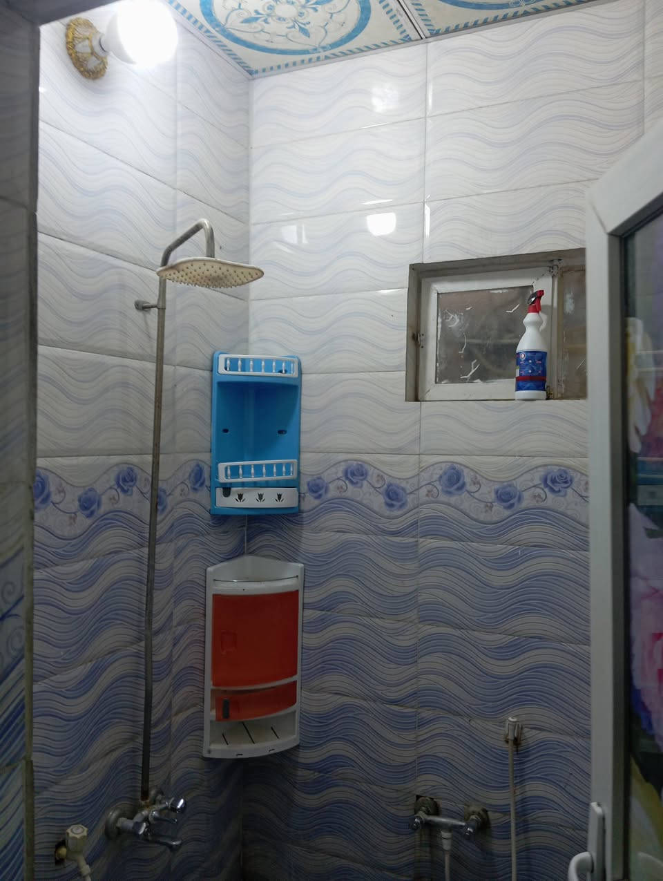 دار الاجار مساحه 100م غرفه وصاله وستقبل ومطبخ وصحيات ومتور اضافه غرفه فوك شلرع المحار  القديم اجاره 200الف الاستفسار على الرقم ***********
