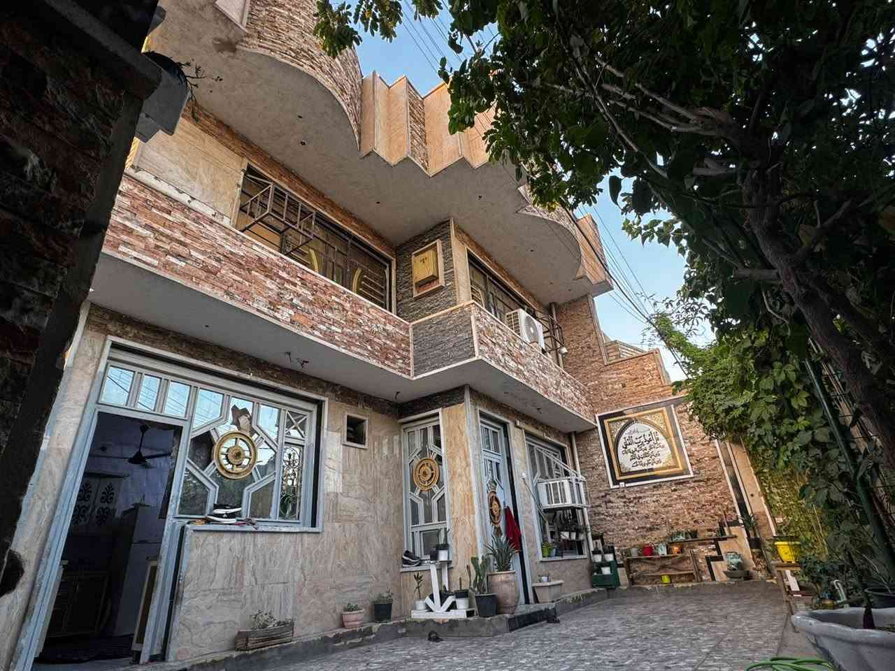 دار سكن طابو صرف المساحه 125 ركن طابقين 4 غرف نوم مع استقبال ومطبح وصاله وخدمات مع كراج طول 10م وحديثه.....اضافة الئ مشتمل 80م غرفه وصاله ومطبخ واستقبال مع الخدمات مبني في التشجير التابع للدار..... حي الرئاسه الملحق ركن قريب علئ ملعب الرئاسه 
للاستفسار الاتصال علئ الرقم ***********
