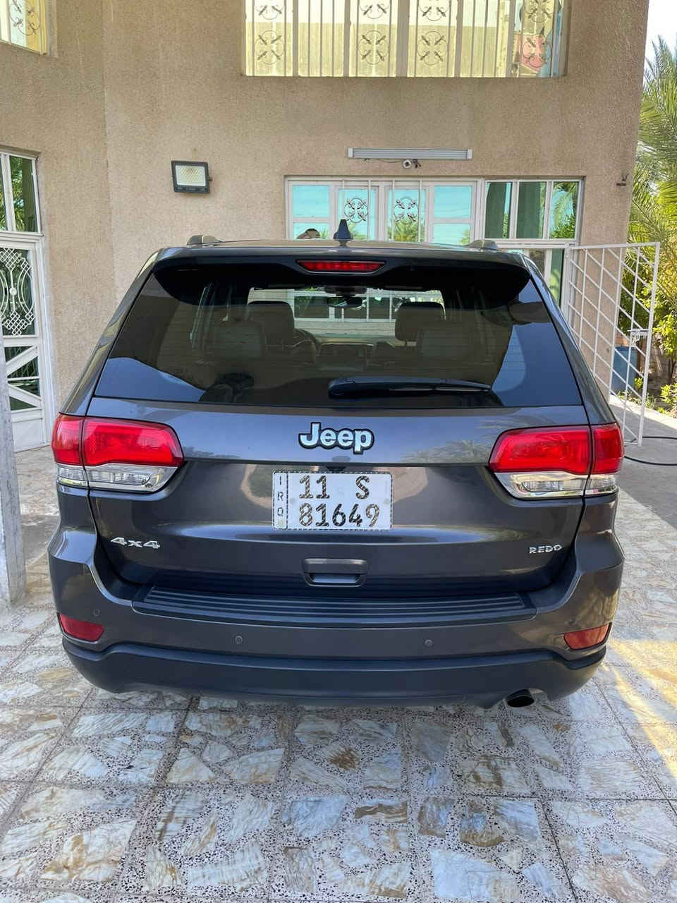 سلام عليكم جيب لاريدو موديل 19 نص فول سيارة جاهزة من كل نواحي سيارة بيها بنيد صبغ  فقط بدون دواخل مكان بغداد الراشديه رقم***********
