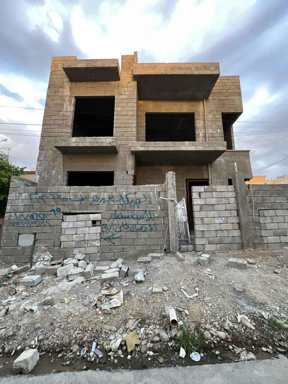 🛑عروض مكتب (العلاف)) لتجارة العقارات 🌟
🏠هيكل للبيع مساحة 121 متر ركن الواجهة 11 متر 
🛑طابقين بناء حديث فول مواصفات (Zero ) 💥

🔴بناء درجة اولى فول  مواصفات 🚸

1️⃣الطابق الاول : غرفة نومً  + هول + استقبال + مطبخ كراج + حديقة 🌳+ نافورة ⛲️ + صحيات 🚾

2️⃣الطابق الثاني : اربعةً غرفةً نوم  + هول + بلكونة 

صحيات 🚾

📄سند سكني ملك صرف / شرط القرآر التمليك والتحويل 

❌لانتعامل برفع سعر العقار عن سعرة الآصلي نجمع البايع بالمشتري مباشرتأ _ لا نوقف البيعة بخلاف عن الدالية 
🛑موقع مميز جدا 💥

🌍الموقع / حي البلديات قرب (( سايدين سانكو مول )) 🏤

🛑يقع على شارع 12 متر تبليط 💥

للاستفسار 

⏮️مراجعة مكتب العلاف لتجارة العقارات 🌟

أو الاتصال 

☎️ أسيا ***********

أو

 ☎️ كورك ***********

⏪️مع العلاف للعقار استثمارك في آمان ⭐️

🌐عنوان المكتب / الموصل _ حي الزراعي قرب جسر السويس 🔥

📌نستقبل عقاراتكم وطلباتكم العقارية .
