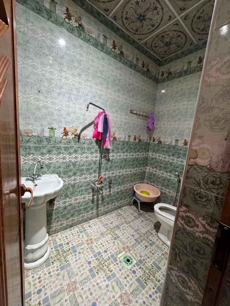 تفاصيلة  بيت ١٤٠ متر طابق غرفتين نوم ومطبخ وحولي وصالة 
واجهة ٧.٥ ونزال ١٨.٥ 
بيت جديد صبغ وديكورات مغربية وارضية موزايك 
الارض (زراعي بي سند وقرار قاضي )
موقعة الفلكة مال جسر المثنى خلف الاسواق يبعد عن الشارع العام ٢٠٠ متر

***********
