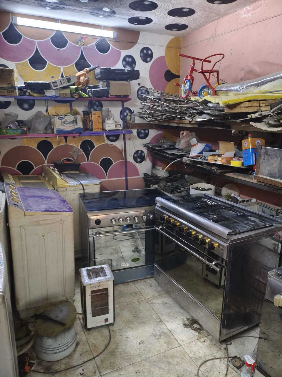 محل للبيع طباخات وغسالات بي غراض كلش هواي صواني وجام وسوبايات المحل كله تبيعه سلعه وحده الي ايريده راسلني واني بخدمته  رقم الهاتف *********** النجف, العراق
