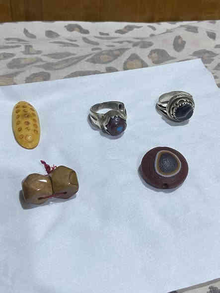 للبيع كلهن ما ابيع مفرد   خاتم جزع حبشي يماني وخاتم يماني ملاكط كرزي وزوج صلطاني قديم  وجزع بقراني وعطف عباسي اخوان الاحجار كلهن نوادر الاستفسار متواجد خاص وتساب***********
