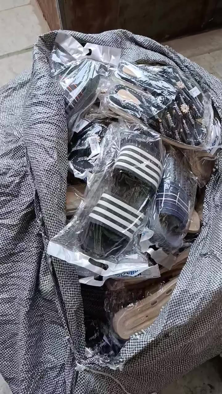 300 قطعة نعالات نسائية ورجالية وشبابية واطفال كله جديد بالجيس مالته قياسات كاملة استندر يعني الدرزن كامل 12 قطعة كل القياسات الدرزن 18 الف القطعة تطلع ب 1500


**إذا كنت صاحب هذا الإعلان وتريد حذفه لأي سبب، رجاءا أرسل رسالة إلى الدعم الفني**