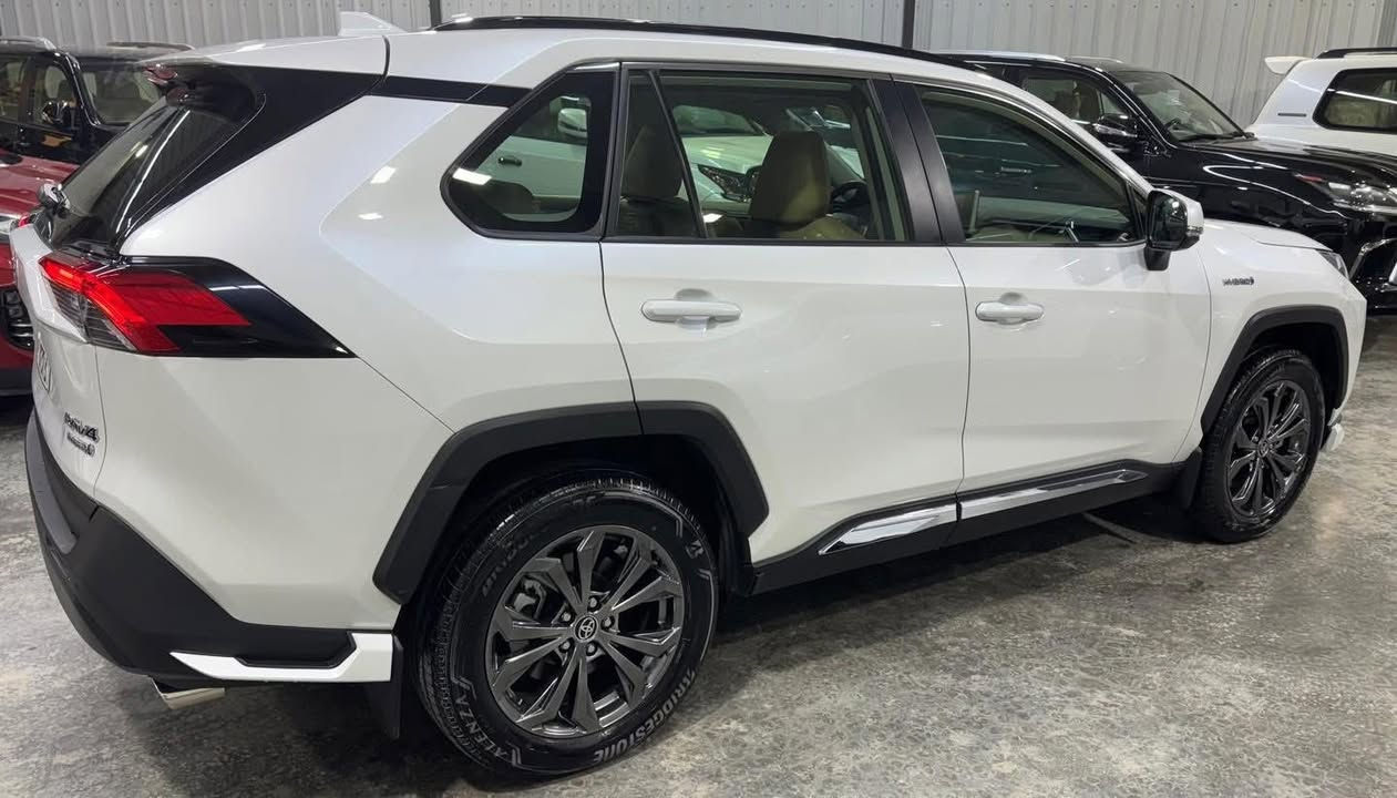 السلام عليكم 
تويوتا راف فور 2024 
ضمان شركة ساز 
فول مواصفات 
محرك 2500 هايبرد 
فور ويل 
كشنات جلد 
بصمة تشغيل عن بعد 
شاحن لاسلكي 
حساس امامي خلفي 
مري شفط 
زنون امامي لد خلفي 
وضعيات قيادة كروس سرعة 
شاشة كاميرا 
فتحة 
قطعتين تبريد
 السيارة جديدة ماشية 22 الف
 بدون صبغ بدون بارد 
مغلفة PPF بالكامل 
مكان السيارة بغداد 
السعر 300 وبيهة مجال 

للاستفسارالاتصال 
***********
***********
