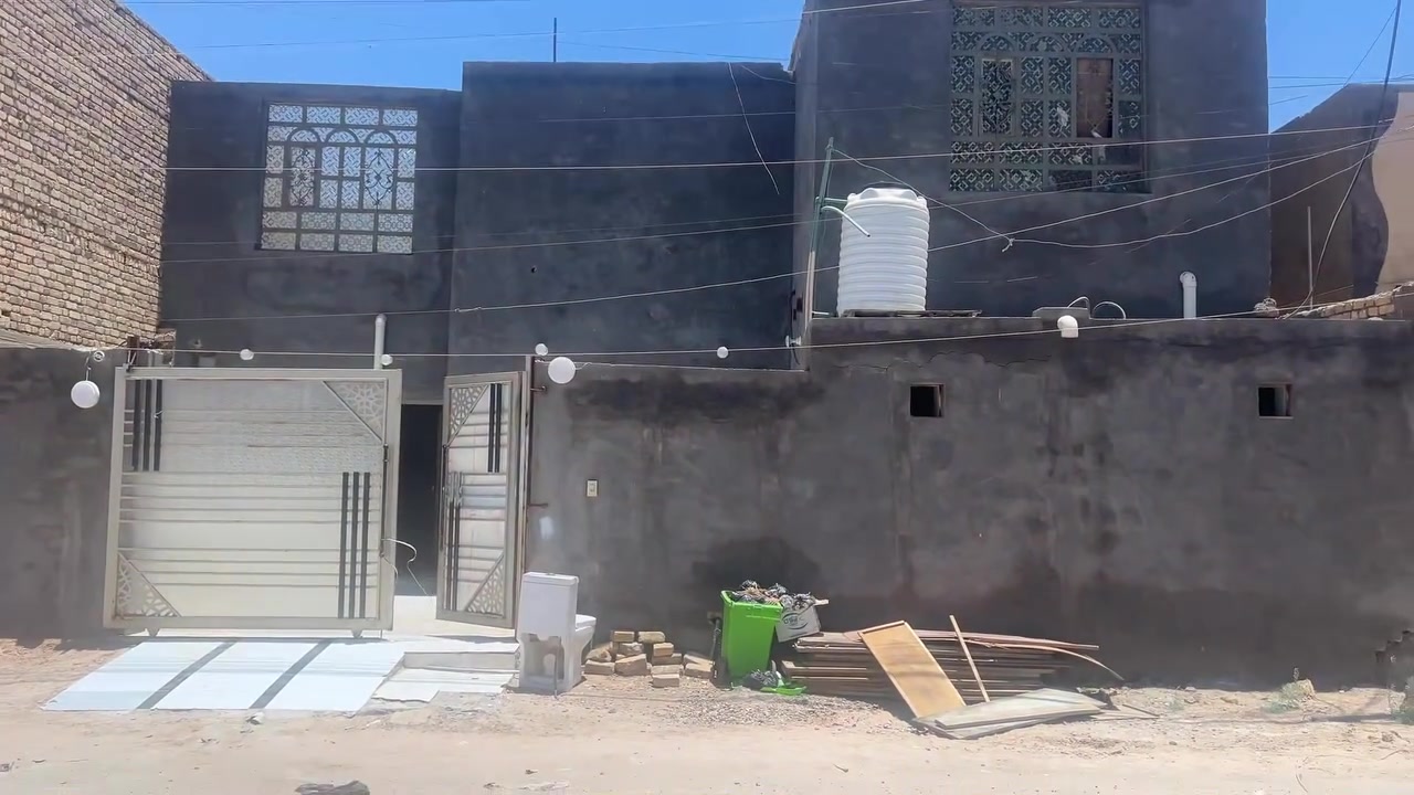 ‏اللهم صلي على محمد وال محمد
‏إعلان 357
‏بيت للبيع جاهز للسكن
‏حي الجوادين قربة مدرسة أنوار الجوادين
‏المساحة 250 متر
‏الواجهة 12 ونص
‏النزال 20 متىر
‏تفاصيل البيت
‏أربع غرف نوم
‏ صالة
‏استقبال
‏ديوانية
‏مطبخ
‏ كراج سياره
‏صحية داخلية وخارجية
 ‏البيت نظيف جدا وجاهز للسكن
‏ملاحظة مطلوب للإسكان 40,000,000 كل شهر 180,000
‏ يرهم مرواس 
‏استفسار مراجعة مكتب عقارات الخضر شارع الجياشي مقابيل مجمع الرشاوي والاتصال على الرقم *********** 
‏نستقبل جميع عروض كم العقارية بيع وشراء
@الجميع
#طالب_سعيد
