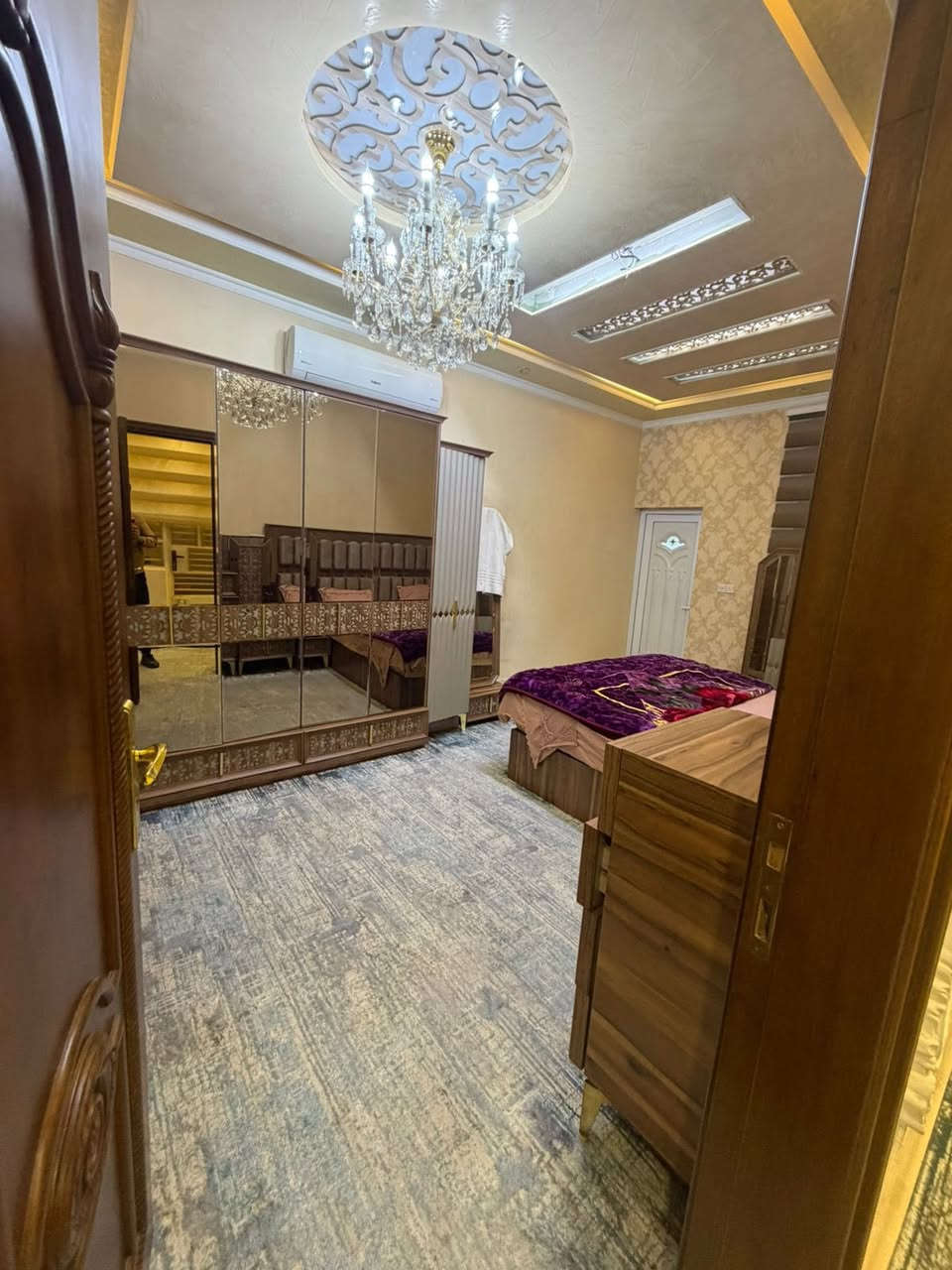 دار للبيع زيونه محله 710 المساحه 200 م الوجها 6.66م النزال 30 البناء درجه اولى تاريخ البناء 23  يتكون الدار 5 نوم سويت كراج مطبخ حار بارد صالت ضيوف مع صاله داخليه الدار مدخلين  كامل وحسب الموصفات  اي استفسار *********** وتساب او اتصال السعر جدا مناسب
