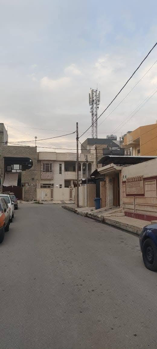 دارللبيع 🏠 

الموقع 📍 حي الصديق الثانية خلف جامع الطيار 🕌

المساحة 110 متر ❇️ واجهة 5 ونص.           العمق 20 ✳️ 

شارع تبليط 🛣️

بناء سنة 2014 نظيف صالح للسكن ✔️ 

طابق ونصف ✨        السعر المطلوب للدار هو 150 مليون قابل للتفاوض 👉 

طابق الارضي مكون من /غرفة نوم /هول /مفتوح على الاستقبال /مطبخ /صحيات /كراج 

طابق الثاني مكون من/ غرفتين نوم/ صحيات/وسطح ناصي/

الارضيات كاشي الجدران سيراميك سقوف ثانوية كما هو موضح بل الصور 📸 

للاستفسار أكثر عن العقار الاتصال على الارقام التالية 👇 

***********📱***********📱

عنوان المكتب 📌 حي الصديق بعد مرطبات البحرين سائدين الصديق الرئيسية مقابل مدرسة تبارك الاهلية 👍@
