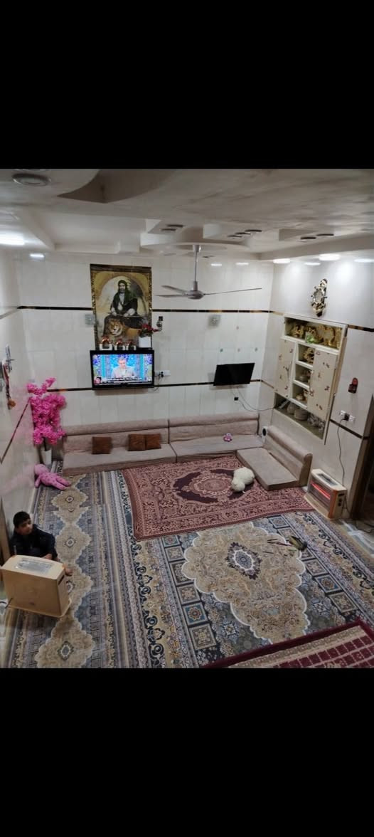 سلام عليكم
بيت للبيع 🛑🛑
طابقيين المساحه حه ١٣٨ ونص 
الطابق الأول استقبال غرفه وحمام ومنور ومطبخ بارد وحار
الطابق الثاني غرفتين وغرفه  وصحيات كامله ومنور
الموقع الماجديه شارع الملعب
للاستفسار
شارع 20
***********
