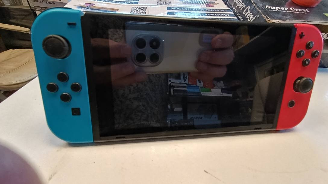 🎮 للبيع: نينتندو سويتش (نظيف جداً) - السعر لقطة! 🎮
​للبيع جهاز Nintendo Switch بملحقات كاملة، مخصص للألعاب القوية وجاهز للاستخدام الفوري.
​🌟 مميزات العرض:
​الحالة: شغال بالكامل وبحالة ممتازة (نظيف جداً).
​التهكير: الجهاز قابل للتهكير (غير مهكر حالياً) وبدون ألعاب، مما يجعله فرصة ذهبية للمهتمين بتعديل الأنظمة.
​الملحقات الإضافية: * نظارات واقع افتراضي (VR) لتجربة لعب خيالية.
​يد تحكم وايرليس (Wireless Controller) احترافية للألعاب الخارجية.
​كافة الملحقات الأساسية للجهاز.
​💰 السعر والمكان:
​السعر: 225 ألف دينار عراقي (قابل للتفاوض البسيط).
​العنوان: بغداد - بغداد الجديدة.
​📞 للتواصل والاستفسار: *********** بغداد, العراق
