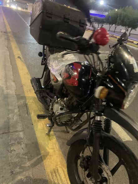 السلام عليكم 
دراجه بوكسر موديل 22 
اوراق استنساخ
الدراجه تخبل كشر مكينه نضيف 
اي نقص مابيها تأخذها بوجهك تروح تشتغل 
الدراجه صارلها سنتين عندي بس بانزين ودهن 
خير من الله السعر مليون وبيها مجال 
***********
