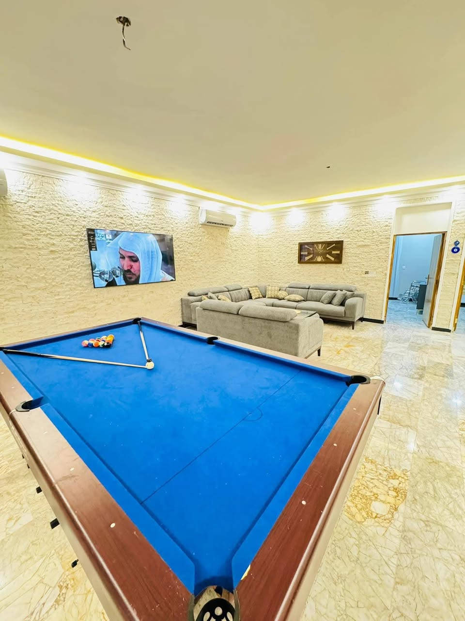 🌴 مزرعة لؤلؤة اليوسف ترحّب بالزبائن الكرام 🌴
نوفّر لكم راحة تامة وخدمات متكاملة للعوائل والشباب
👨‍👩‍👦‍👦💁🏼‍♂️
📍 بغداد – المدائن / قرب حجي زوين
⏰ أوقات الحجز (الشفتات)
🟢 الشفت النهاري:
🕘 من 9 صباحًا إلى 6 مساءً
🌙 الشفت الليلي (مع مبيت):
🕗 من 8 مساءً إلى 7 صباحًا
🕛 متوفر حجز لمدة 24 ساعة كاملة
⭐ الخدمات والمميزات
⚡ كهرباء متوفّرة 24 ساعة
❄️ صالة + غرفة مؤثثة ومكيّفة بشكل مستمر
🍽️ مطبخ مؤثّث بالكامل
🔥 مكان خارجي مخصص لشوي السمك والمشاوي
🌿 جلسة خارجية جميلة وحدائق خضراء مناسبة لكرة القدم ⚽️
🚻 صحيات شرقي وغربي
🚘 موقف خاص يسع 15 سيارة
🅿️ كراج خارجي يسع أكثر من 100 سيارة
🏊‍♂️ مسبح كبير للكبار والصغار
🛝 ألعاب للأطفال
🟣 بليارد – منضدة – فـيشة
📶 إنترنت متوفر طوال اليوم
📌 شروط الحجز
👨‍👩‍👦 الحجز للعوائل
👦 للشباب
👧 للبنات
💳 الحجز المسبق مع دفع نصف المبلغ عبر:
زين كاش
الماستر كارد
أو الحضور إلى مقر الشركة (اليوسف للعقار – مجمع بسمايه)
☎️ للحجز والاستفسار
📞 ***********
