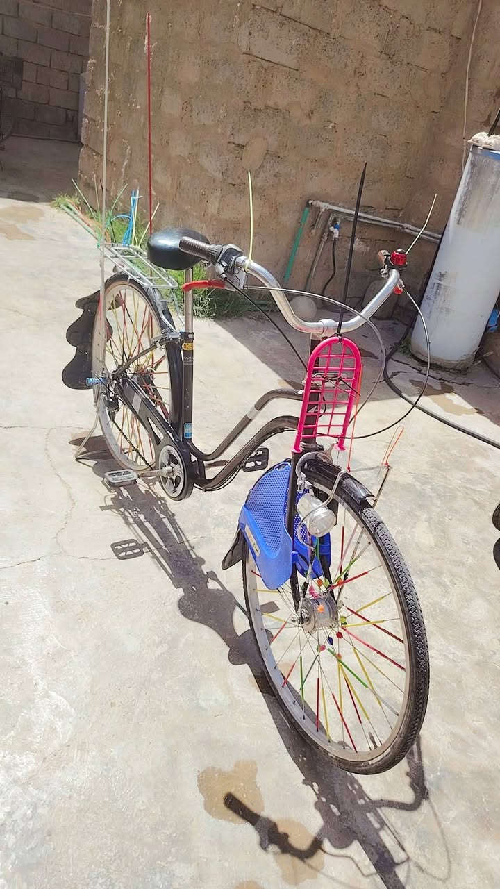 سلام عليكم
بايسكل للبيع 

كير حساس حجم 27  كلو شغال 
الضوء مالو شرط قوي حيل والبايسكل حيل حلو 

السعر 95وبي مجال 
***********
***********
