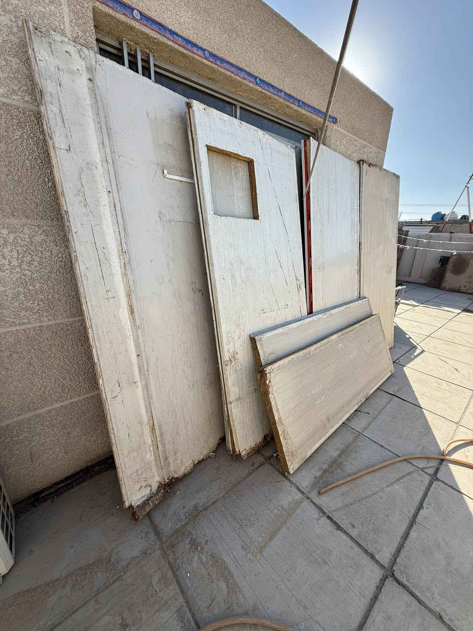 سندويج للبيع جداري فقط  العدد ١٣ قطعه
الطول مترين و٤٠سانتيم شويه مضرر من جوه احسبه مترين و ٣٠ سانتيم  بعد التنضيف حتى يصير نضيف من الجهتين,  العرض متر.  مكاني بغداد  ***********.
