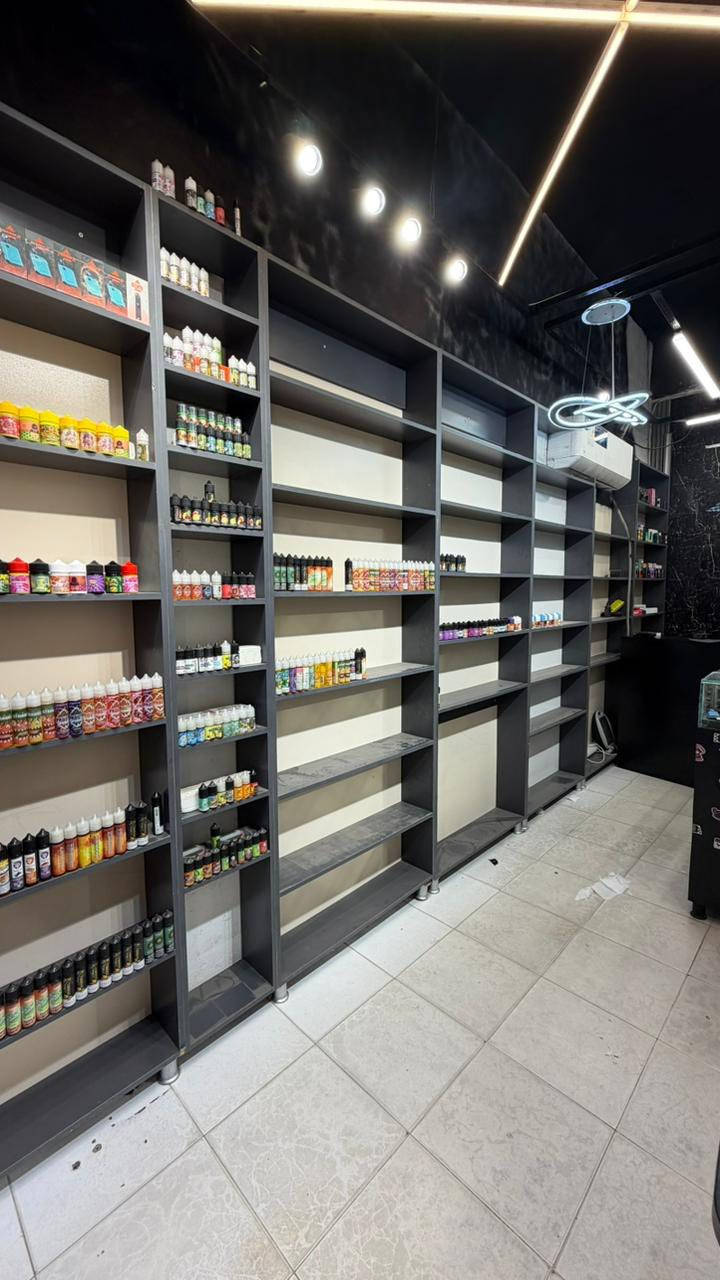 المحتويات رفوف فاترينات عدد ٦
وميز دخل عدد ١ وميز صيانة عدد ١ 
وميز الي بي جام حرف L
تواصل  واتساب ***********
