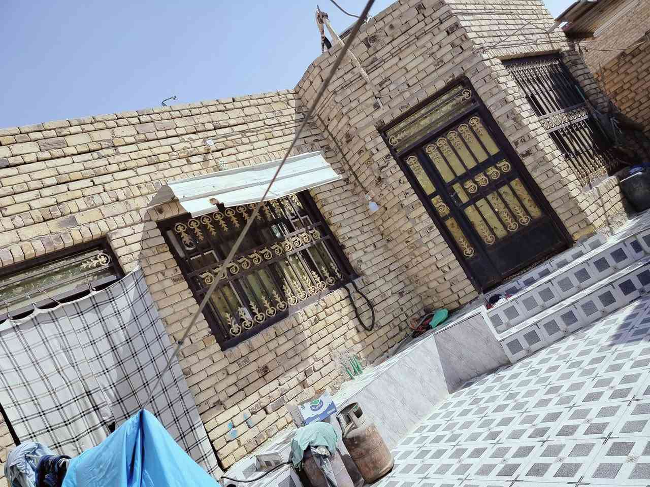 السلام عليكم دار للبيع المساحه 200 متر يتكون من غرفتين نوم وصاله ومطبخ واستقبال  وصحيات العنوان حي العسكري الصدر الثالث شارع 30 توجد كافة الخدمات تبليط مجاري للاستفسار الاتصال بالرقم ***********
