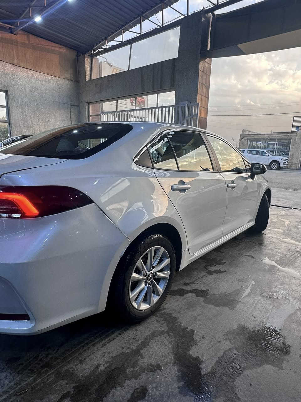 سلام عليكم
كورلا هايبرد ٢٠٢٤
وكاله ساز ام الضمان 
السياره بعدها بالضمان
١٠ سنوات ضمان بطاريه من ساز 
ودهن تبديل مجاني لمده سنتين
السياره بيهه قطعتين صبغ صندوك وجاملغ خلفي 
فول عدا الفتحه 
ماشيه ٣٣ الف 
السعر ١٥٥ وبي مجال بسيط 
وماكو ساز هايبرد بهيج سعر
***********
