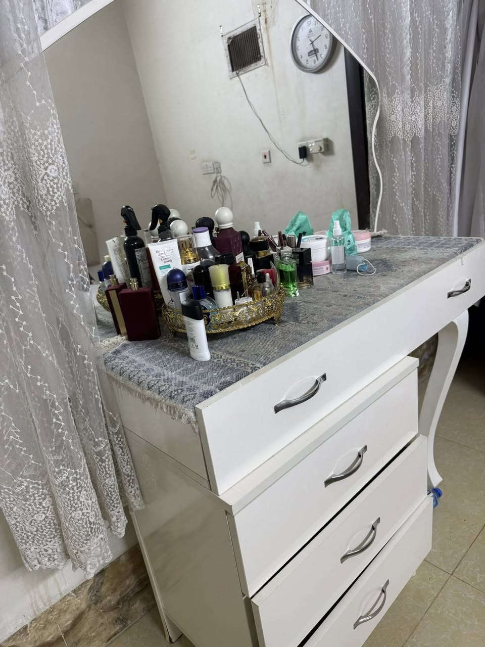 غرفه نوم 7 قطع 
نظيفه وجديده اي عيب مابيها 
300 الف وبيها مجال بلسعر


**إذا كنت صاحب هذا الإعلان وتريد حذفه لأي سبب، رجاءا أرسل رسالة إلى الدعم الفني**
