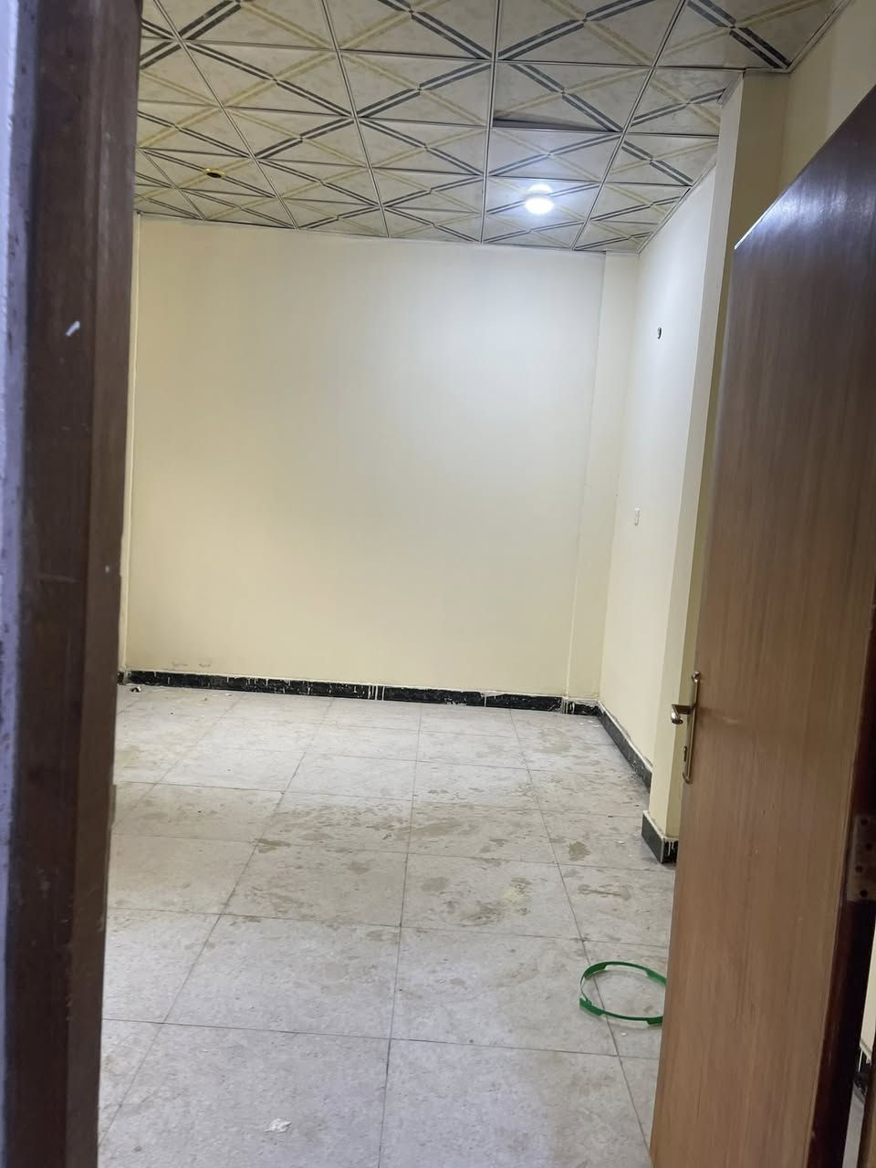 ‏ سلام عليكم شقة للإيجاربل مطيحه ￼ ضمن بناية طابق أرضي تحتوي على غرفتين وصحىات ومطبخ صغير على الشارع العام للستفسر ***********

