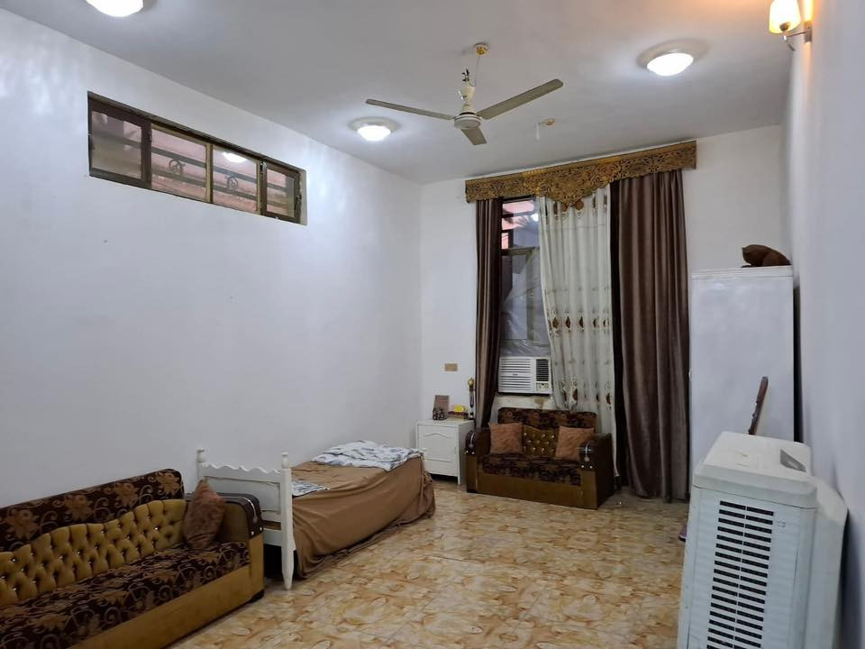 السلام عليكم بيت مساحه ٥٠٠ متر قرب عمود ١٠٥ البارون شارع السيدة زينب بيع مستعجل 
***********
