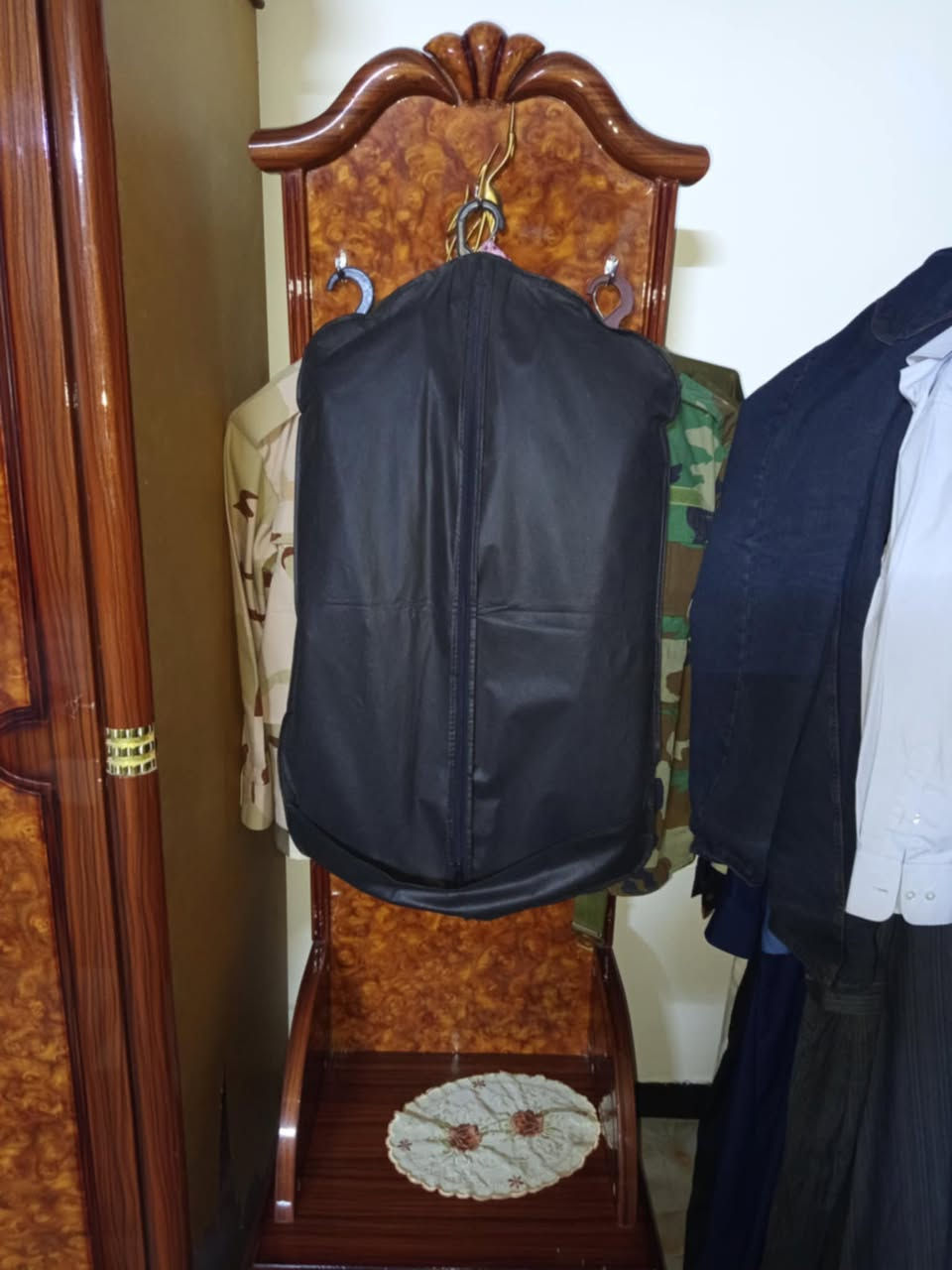 السلام عليكم متاح للبيع غرف نوم عدد 2 الصاج ب350 والثانيه ب200 المكان المحموديه حي السلام للاستفسار الاتصال على:*********** ///*********** غير متواجد عل فيس
