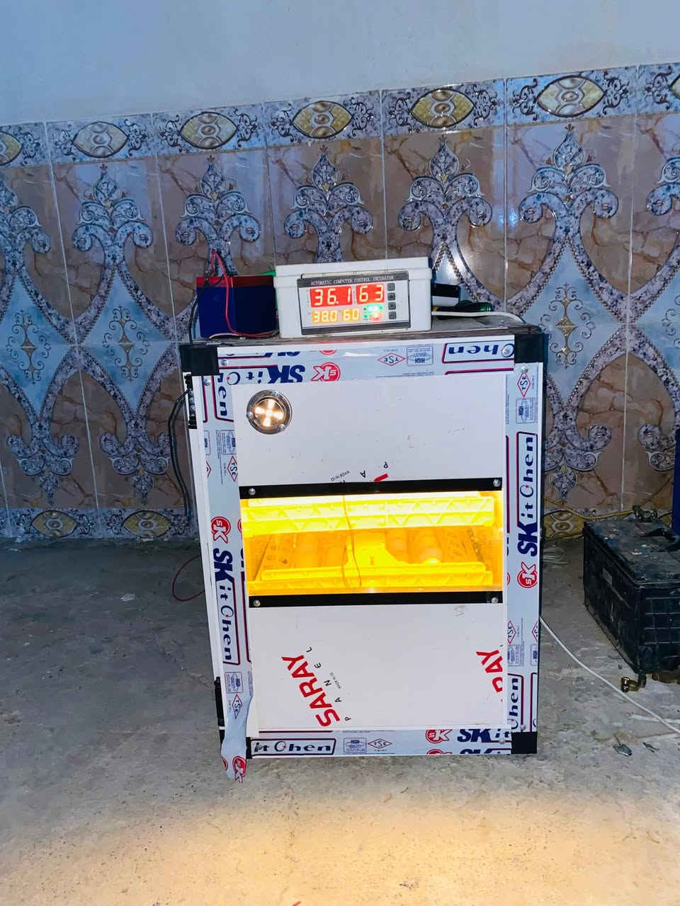 السلام عليكم للبيع مفقسه فول توماتيك تحوي ١٦٨ بيضه مع عاكسة كهرباء ماكسما عشره امبير وبطاريه ميتين امبير ***********
