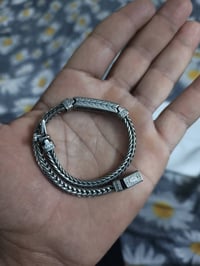 عندي هذا السوار ابيعه قطعه ثكيل سعره ٥٠ مختوم ٩٢٥ موضح بالصور بالعافيه...