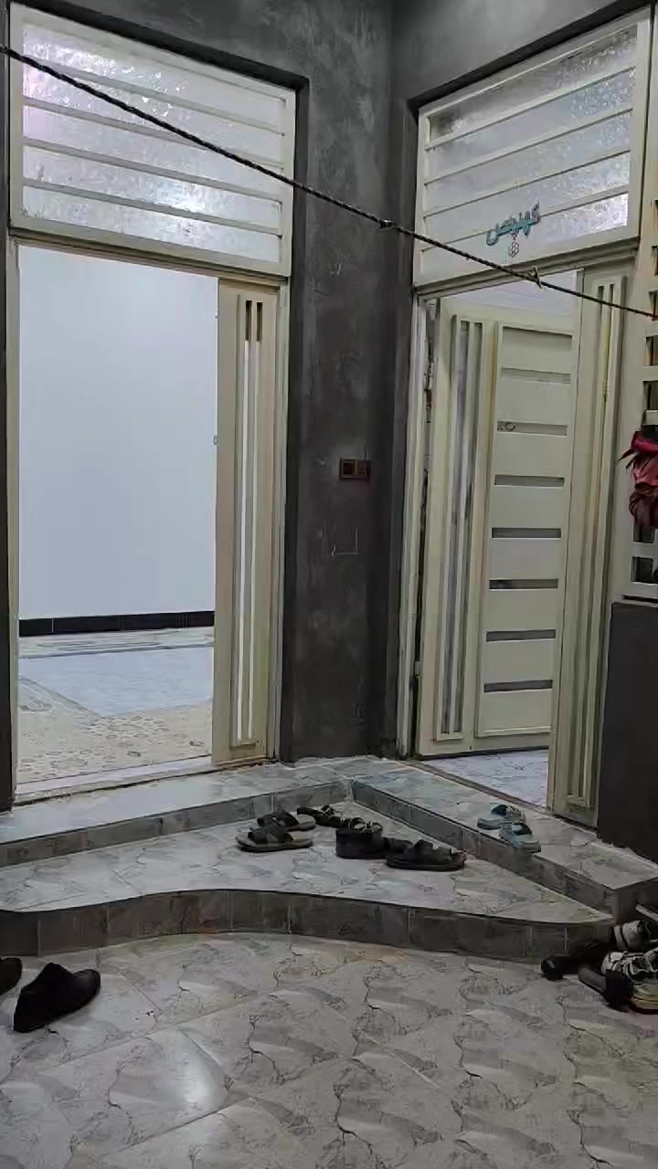 بيت للبيع في حي التضحية كرامه مساحه 200متر طابق واحد بناء طابوك صب كونكريت يحتوي على غرفتين واستقبال وصاله ومطبخ وصحيات *********** سعر كلش مناسب
