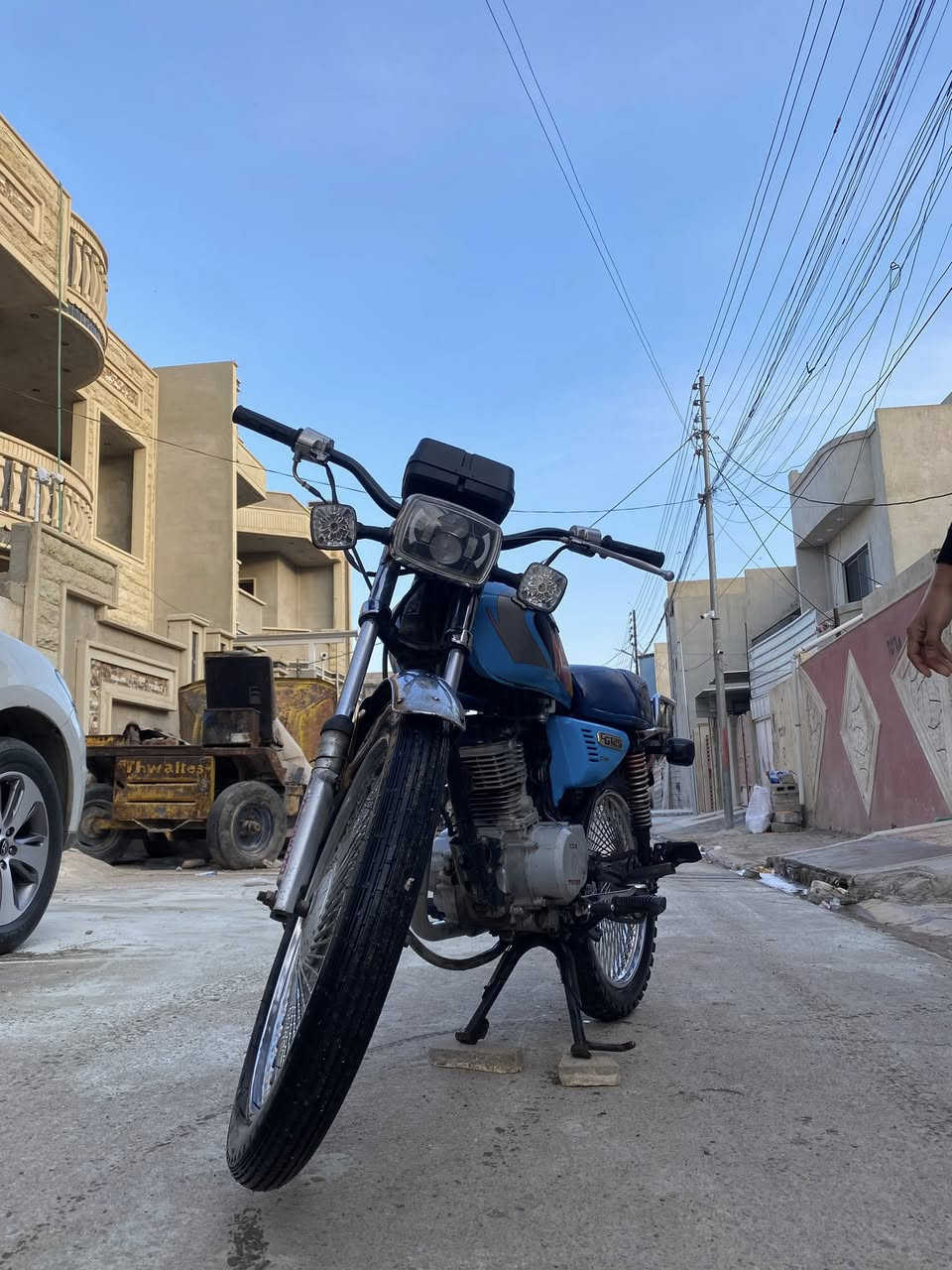 السلام عليكم 
دراجه ايرانيه سونك للبيع 
الدراجه كامله مكمله 
ماتصرف عليها ربع 
كابريتر جديد
كلجات وعينه جديدا
ستيرن رياضي اسود
وايرمنيه شغاله 
الصور كدامك وشوف النضافه 
السعر ٤٥٠ مجال للشراي  
***********
