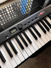 بيانو 88 مفتاح قابل للطي همر تاتش مع ملحقاته للبيع بسعر 175,000 قفل ال...