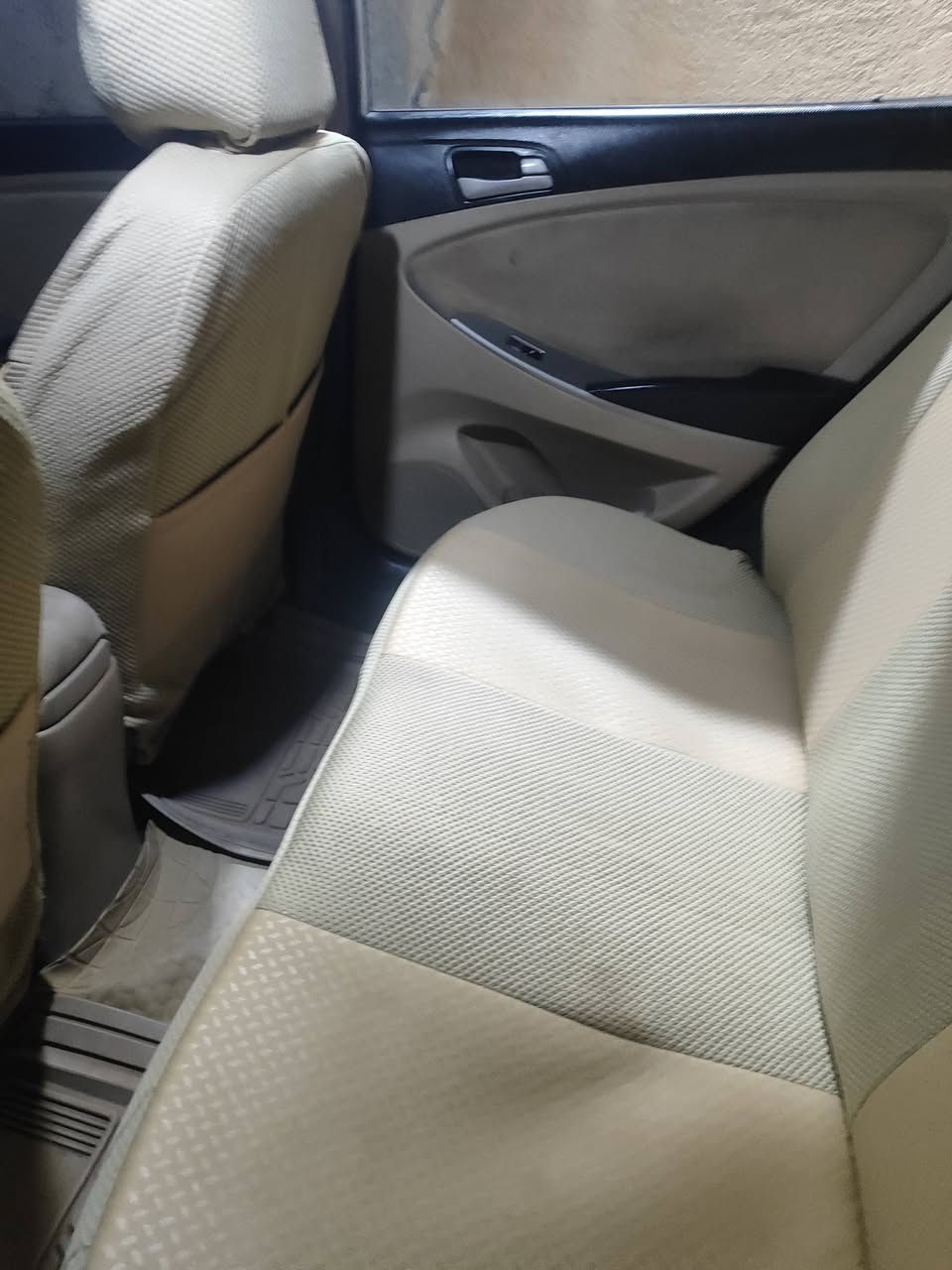 هونداي اكسنت خليجي موديل ١٦محرك ١٤٠٠ اقتصادية رقم E و سنوية مجددة لغاية ٢٠٢٩ بأسمي و ادوار فقط ، تحكم ستيرن شاشة اندرويد كاميرا رجوع مصابيح ليد اصفر تبديل جاملغ ايمن بكوري اصلي نفس اللون ،محرك گير شغالات غير مفتوحات وبدون تنقيص والسيارة على بانزين عادي بدون دوانص  تبديل بدنه باصلية كورية مكفولة دواخل  وشواصي ومن العيب الشرعي وافحص براحتك باي مكان (نقص تبريد ضعف كومبريسر ) السعر ٧٣ موبايل ***********
