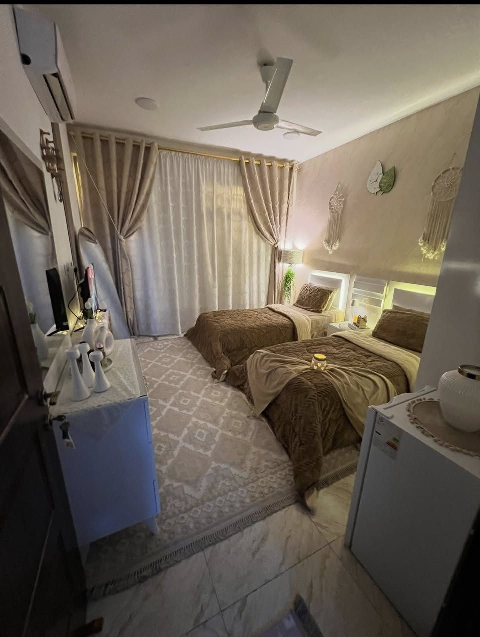 من رخصة ادارة الگروب ..
🔴 بيت 63 م للبيع  في سبع ابكار نهاية شارع منتزه الهبي دي للبيع ملك زراعي انذار كاتب عدل  .
🔴عرض الشارع ٤م  و تتوفر كافة الخدمات . 
تفاصيل البيت :
الطابق الأول:- استقبال + مطبخ + غرفة +  خدمات صحية .
الطابق الثاني :- غرفتين نوم + خدمات صحية + بيتونة + سطحين.
السعر. 135 . 
📍الموقع:- سبع ابكار شارع الدب  قرب مدرسة الايمان.
للاستفسار ☎️ : ***********
