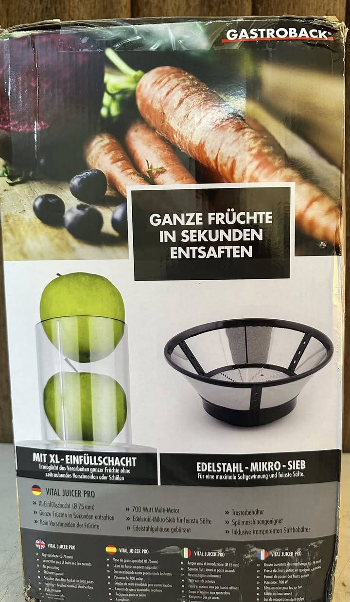 المنتج الموضح في الصورة هو عصارة الفواكه والخضروات الكهربائية Gastroback Vital Juicer Pro (الموديل: 40117).🛠️ المواصفات الفنية والخصائصالمحرك وقوة الأداء: تأتي بمحرك قوي بقدرة 700 واط.أنبوب التلقيم (فتحة إدخال الفاكهة): عريضة جداً بحجم XL (قطر 75 مم) تتيح عصر التفاح والجزر كاملاً دون الحاجة لتقطيعه.المصفاة: فلتر شبكي دقيق مصنوع من الفولاذ المقاوم للصدأ (Stainless Steel) لضمان نقاء العصير.الهيكل الخارجي: مصنوع من الستانلس ستيل المصقول المتين.سهولة التنظيف: الملحقات القابلة للفك آمنة للاستخدام في غسالة الصحون.💡 طريقة الاستخدام الأساسيةالتركيب: ضع وعاء العصر فوق قاعدة المحرك، ثم ركّب فلتر الستانلس ستيل واضغط عليه للأسفل حتى يثبت.قفل الأمان: ضع الغطاء العلوي الشفاف وتأكد من رفع ذراع الأمان المعدني (أو البلاستيكي الجانبي) إلى الوضع العمودي الصحيح، فلن يشتغل المحرك بدونه.التشغيل والكبس: ضع كوب العصير تحت الفوهة وحاوية اللب في الخلف. شغّل الجهاز ثم ضع الثمار في أنبوب التلقيم واستخدم الضاغط (Pusher) المرفق لدفعه لأسفل بلطف.


**إذا كنت صاحب هذا الإعلان وتريد حذفه لأي سبب، رجاءا أرسل رسالة إلى الدعم الفني**