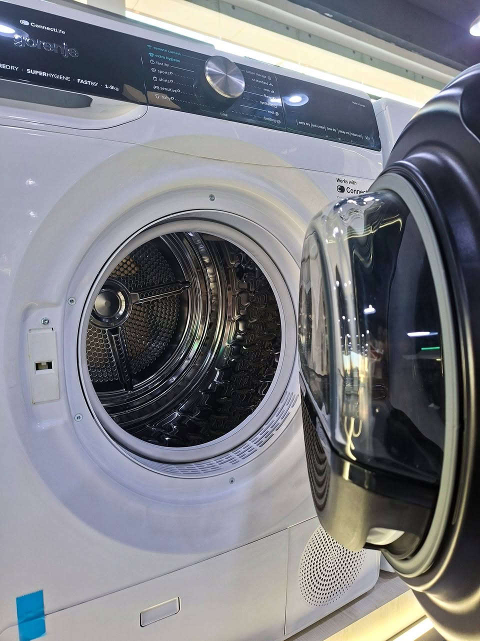 مجففة gorenje 
تتميز جميع المجففات ذات المضخات الحرارية بكفاءة عالية في استخدام الطاقة. الطرازات المتطورة مصنفة في فئة الطاقة A+++، مما يوفر 50% من الطاقة مقارنة بتلك الموجودة في فئة الطاقة A. يعد مجفف جورينيه فئة A+++ بسعة 9 كجم فريدًا من نوعه في السوق. يمكن للمضخة الحرارية المُحسّنة الموجودة في واحدة من أكبر البراميل في العالم، بسعة 120 لترًا، التعامل بسهولة مع كميات كبيرة من الغسيل. وهذا ممكن أيضًا بفضل القنوات الجوية الأوسع. كما أنه يجف بلطف أكثر من أنظمة التجفيف التقليدية. درجة الحرارة في المجفف هي 50 درجة مئوية المثالية لمنع الجفاف الزائد.
#معرض لورنس للأجهزة الكهربائية
وكيل معتمد لأفضل الماركات:
HITACHI • Hisense • DLC • gorenje • Fakir • BiSSEll
العنوان📍: الموصل – حي الوحدة –قرب جامع الصابرين
للطلب والاستفسار الاتصال ع الارقام التالية :
كورك / ***********
اسيا  / ***********
