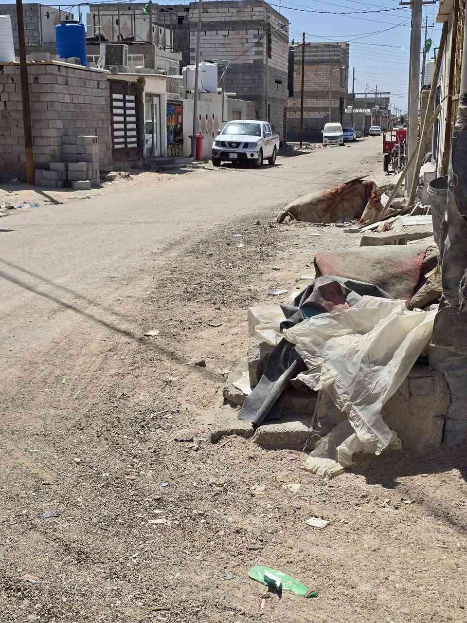 السلام عليكم دار سكن للبيع طابو زراعي بسم عراقي سند 25  المساحه البيت 100 متر واجها 5 او نزال 20 موقع البيت حي العسكري يبعد عن السايدين مال حي العسكري 500 متر السعر 45 او بي مجال رقم الهاتف ***********
