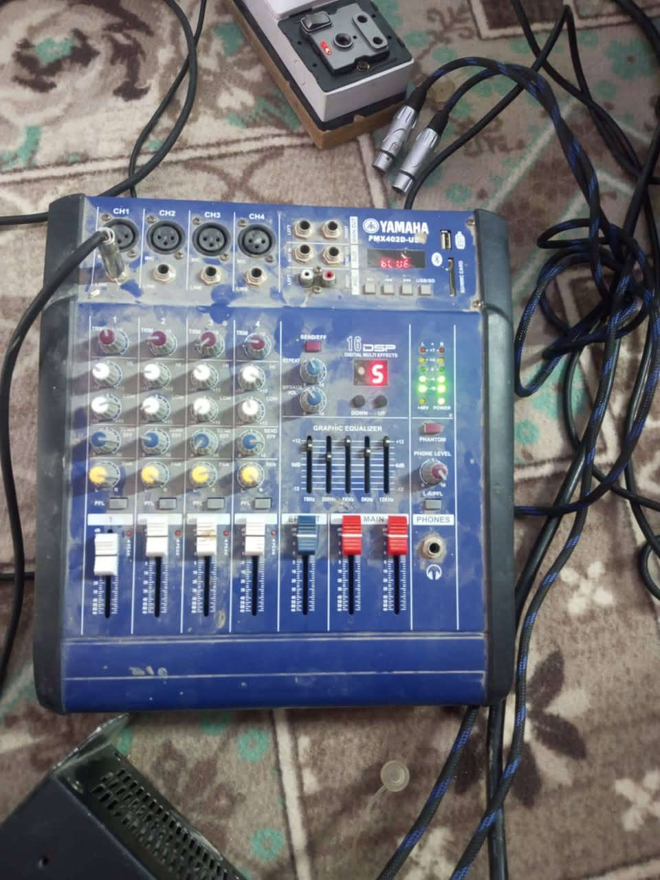 لام عليكم سماعات للبيع بعدهن جديدات مستعملات كلش قليل فول نضافه صوت يخبل بور +جهاز +جديد تعال وشوف بعينك كلش نضيافات هذه رقم راعيهن *********** مستعجل ع بيعتهن وتحياتي
