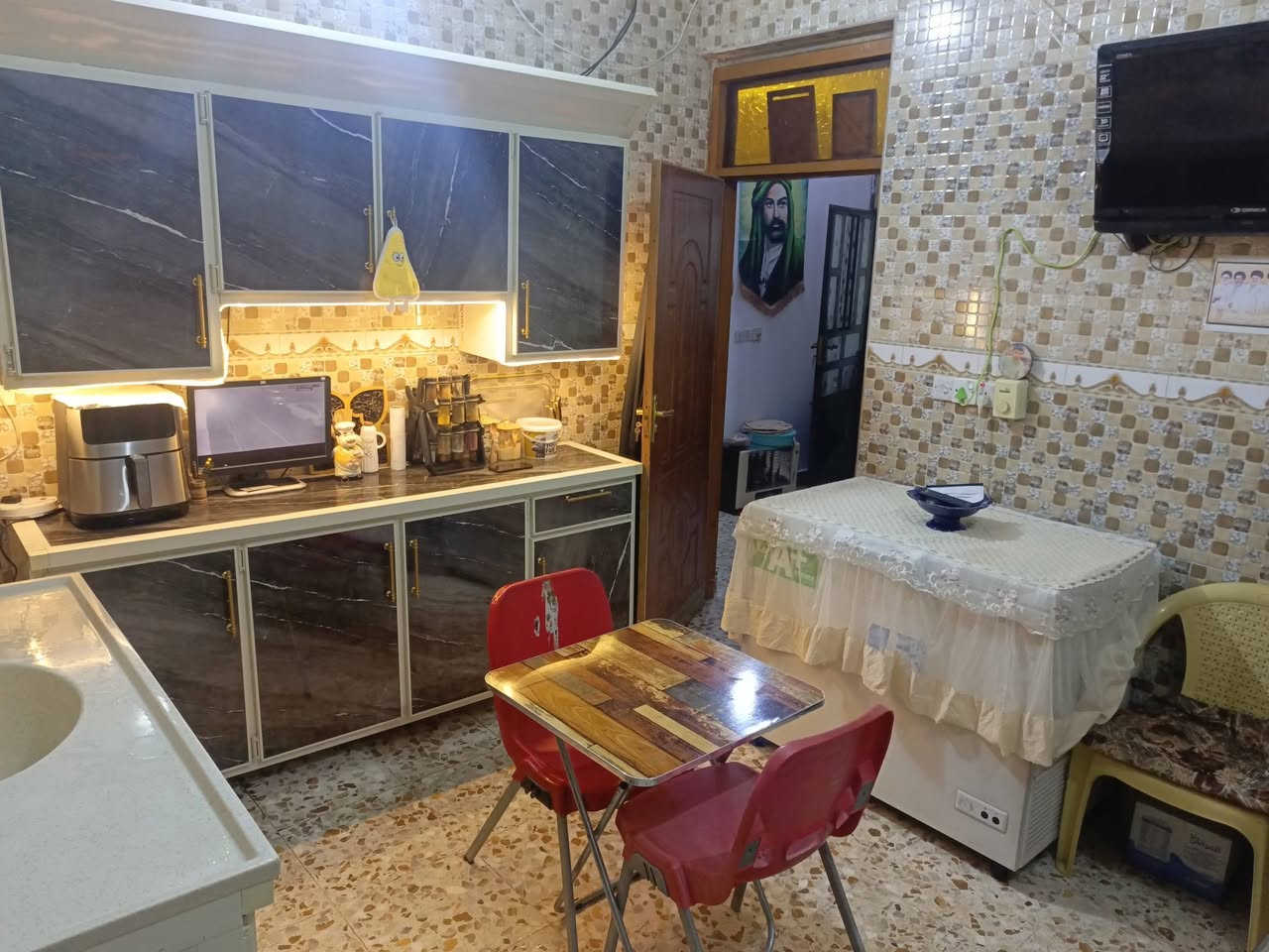 السلام عليكم مشتمل للبيع المساحه ١٠٠ مربع ١٠×١٠ غرفة نوم وستقبال ومطبخ وهول وصحيات طابق واحد عرض الشارع ١٠ خدمات كامله الخاجية شارع اربعين اول شارع من تعبر التقاطع بصف الركن السعر مناسب جدا بسمي مامطلوب اي شي ***********
