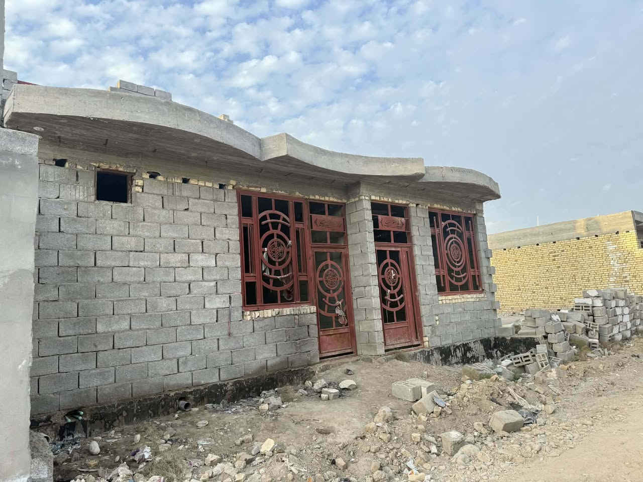 السلام عليكم يوجد هيكل للبيع المساحة 150 يحتوي علئ استقبال + مطبخ + غرفتين + صالة + حمامات داخلية
العنوان حي المنتظر الشارع الثالث 

 للاستفسار ***********
