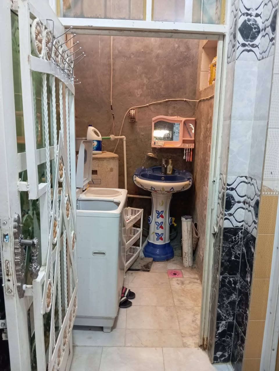السلام عليكم اخوان بيت م 100 الوجه 8كامل للأخير مابي اي نقص مكان ابو غرق بصفك المدارس كامل الخدمات 
***********
*********** سعر 95وبي مجال
