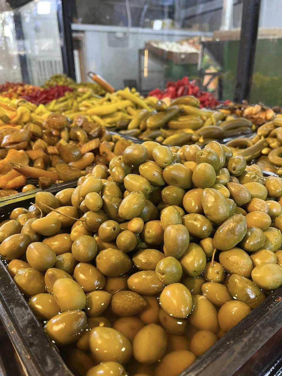 للطعم عنوان جرب و ماراح تخسر شي يتوفر لنا جميع أنواع الطرشي و الاجبان ولبن وروبه يتوفر توصيل داخل مجمع #بسماية على الرقم *********** 🚚📞
