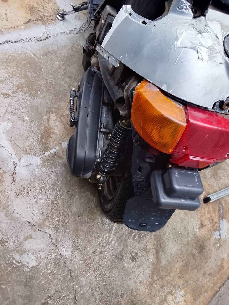 سلام عليكم اخوان دراجه للبيع ياماها بطه شغاله نكره هندر العيب بيه فقط يحتاج هاي الي يدر الدهن مااعرف اسمه بس سعره 8 تالاف و كفر مكسور و قطعه موجود بس تلحمه و من جه وحده شاصي ملحوم السعر 125 الف وبيه مجال قليل العنوان قادسيه الاوله. ***********

