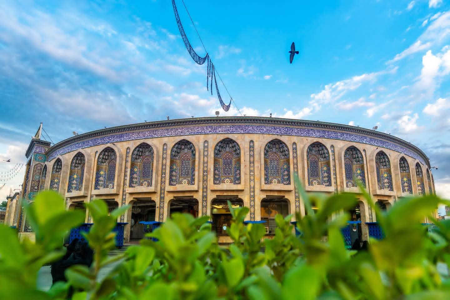 غدا الى كربلاء المقدسة الانطلاق الساعة ال١ ظهرا السياره تجيكم لباب البيت النفر ٥٠٠٠ للحجز والاستفسار المراسلة او الاتصال بالسائق *********** ابو محمد
