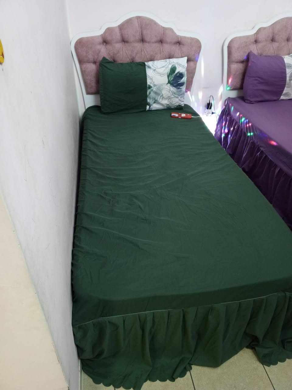 غرفة نوم للبيع بناتيه جديده استعمال قليل سريرين
بدون اي ضرر خمس قطع صناعة تركي السعر ٥٠٠
***********
