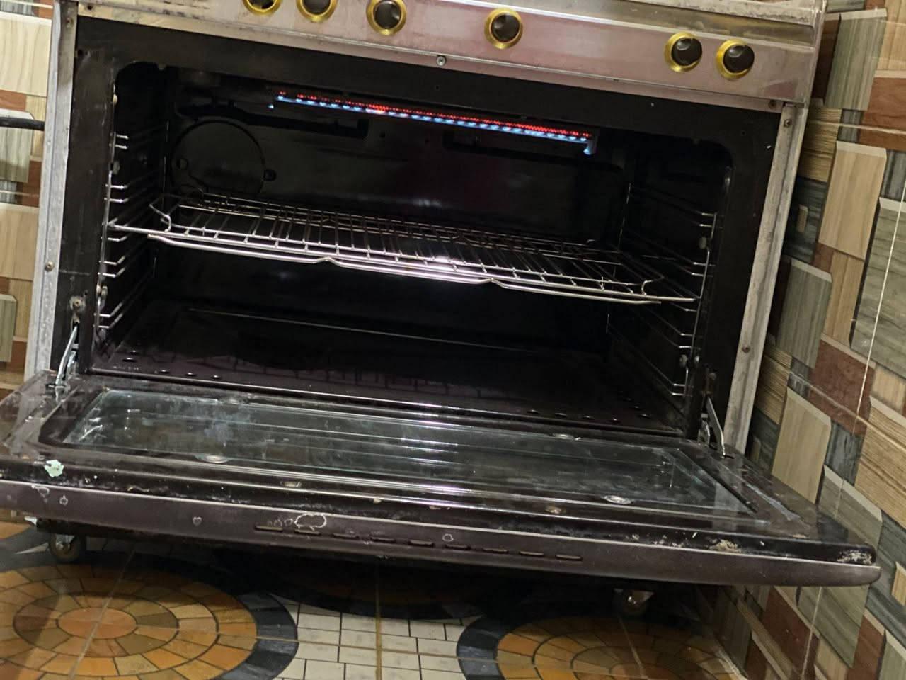 طباخ كريازي مصري شغال ٢٠٠قفله ***********
