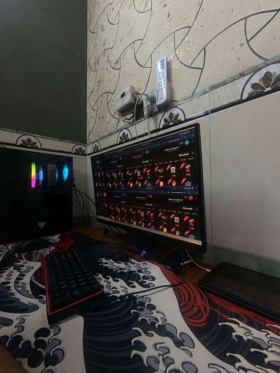 📢 للبيع: تجميعة حاسبة سيت اب كامل متكامل (Full Setup) بنظافة أخت الجديد مع كافة الكارتونات! 📢
السلام عليكم، للبيع حاسبة قيمنق متكاملة (كيس + شاشة + كامل الملحقات الاحترافية). التجميعة بمواصفات قوية ومتناسقة جداً، تشغل أقوى ألعاب الـ Esports والمنصات (مثل PUBG, CS2, GTA V) بأعلى الإعدادات وفريمات عالية وسلسة، وتصلح أيضاً للمونتاج والتصميم والدراسة.
🛠️ مواصفات الكيس (PC Specifications):
 المعالج: Intel® Core™ i5-13400F Processor
 المذربورد: ASUS Prime B760M-K D4
 كارت الشاشة: GeForce RTX™ 4060 OC Edition 8GB GDDR6
 الرامات: TEAMGROUP T-Force Delta RGB DDR4 16GB (2x8GB) 3600MHz CL18 - White
 التخزين: SSD LEXAR NM620 1TB NVMe M.2 (سرعة قراءة تصل إلى 3500MB/s)
 الباور سبلاي: Gamdias KRATOS M1 750w Bronze 80+ (إضاءة RGB)
 المبرد: DeepCool Alta 9 Air Cooler
 الكيس: MASS 07 Mid Tower Case (يحتوي على 4 مراوح RGB تبريد ممتاز - لون أسود)
🖥️ الشاشة (Gaming Monitor):
 الموديل: MSI MAG 256F Flat Monitor
 المواصفات: حجم 24.5 بوصة، بنل Rapid IPS لألوان خرافية، دقة FHD (1920x1080)، ومعدل تحديث سريع جداً 180Hz مع وقت استجابة 1ms.
🎧 الملحقات والطرفيات الاحترافية (Peripherals Included):
 السماعة: HyperX CloudX (صوت محيطي احترافي، محركات صوت 53mm، هيكل ألمنيوم متين، مريحة جداً للأذن بفضل تقنية Memory Foam).
 الكيبورد: Redragon Fizz Pro (كيبورد ميكانيكي قيمنق، سويتشات حمراء Dust-Proof Red ضد الغبار، يدعم 3 أنماط اتصال: لاسلكي 2.4Ghz، بلوتوث، وسلكي، مع إضاءة RGB كاملة).
 الماوس: Redragon M993-RGB Devourer (ماوس سلكي احترافي وخفيف الوزن، مستشعر عالي الدقة يصل إلى 26,000 DPI، يحتوي على 6 أزرار قابلة للبرمجة مع ذاكرة داخلية).
✨ حالة الأجهزة:
 كل القطع والملحقات نظيفة جداً وبحالة الوكالة (أخت الجديد)، استخدام منزلي نظيف ومستقر وبدون أي عيوب أو مشاكل.
 كل كارتونات القطع والأجهزة الأصلية موجودة ومحفوظة بالكامل.
💰 السعر المطلوب للسيت اب كامل: [ اكتب السعر هنا، مثلاً: مليون و400 ألف دينار عراقي وبيها مجال قليل ]
📍 المكان: [ بغداد مدينه الصدر  ]
📞 للتواصل والاستفسار: [ واتساب فقط : *********** ] بغداد, العراق
