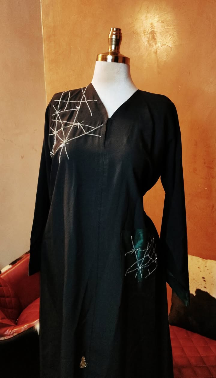 عباية مفتوحة طباكيات كامله قماش كريب ناعم مشغول نمنم وجيك قياس شبرين و8 اصابع طوله 160 سم سعر 15 الف نظافة 💯💯


**إذا كنت صاحب هذا الإعلان وتريد حذفه لأي سبب، رجاءا أرسل رسالة إلى الدعم الفني**