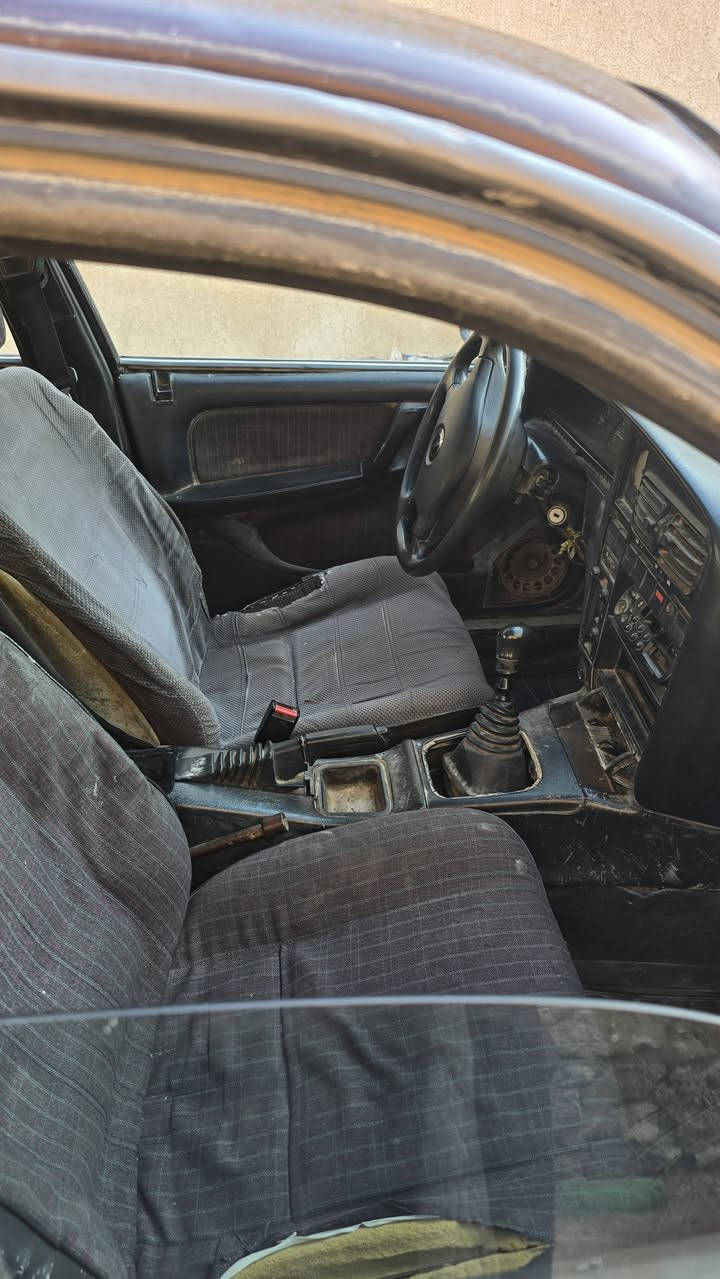 اوميكا لبيع موديل ٩٣ تحويل ثاني يوم السيارة جاهزة يرادلهة اشوي ترتيب محرك كير خير من الله محرك ناعم كلش نشاط تاكل الكاع السعر ١٨ وبها مجال لشراي بيع مستعجل *********** وميت هلا بيكم
