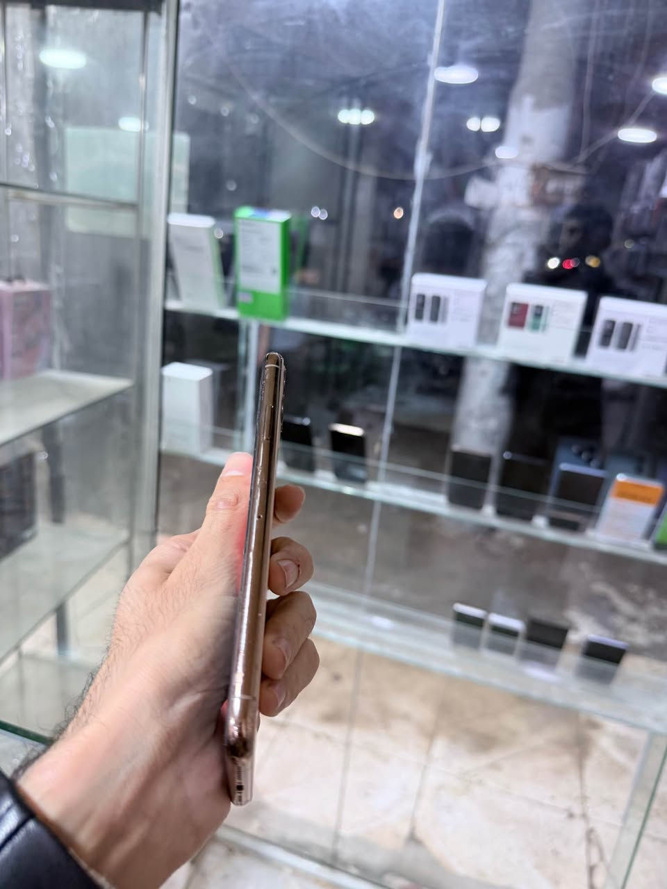 ئایفۆن ١١ پڕۆ ماکس 
زاکیرەی ٦٤ گێگا دوو سیم مۆبایلەکە 
هەموو شتێکی بیلادیە بەزەمانی کۆمپیتەر 
 بێ كێشەیە و زۆر خاوێنە 
نرخی ٢٩٩ هەزارە گەیاندن هەیە 
ناونیشان هەولێر قەڵاتی نوێ مۆبایلی هاوکار
ژمارە مۆبایل :- 📱 *********** أربيل, العراق
