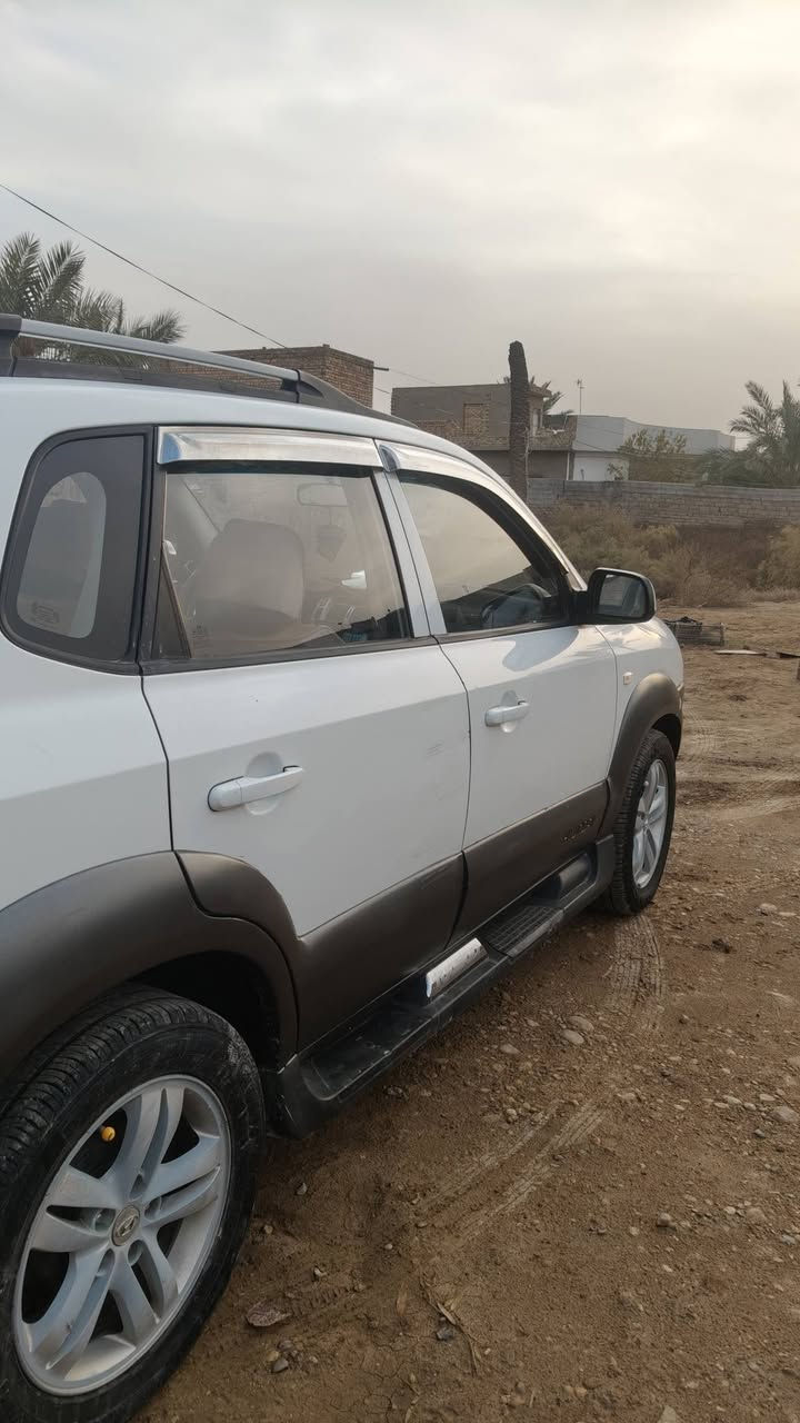 يا الله السلام عليكم توسان موديل 9رقم دولي هزه سنويه جديد لل2029 بغداد كشنات جلد حساسات خلفيه فتحه صدر امامي خلفي تخم تايرات بيهه شاشه كامره كبيره  شخطين  بالباب مو ضح بالصوره وكدر اصبعين مكانين يم الماصده اليسره موضح بالصوره فقط سعرهه 125عنواني ديالى بعقوبه ***********
